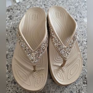 CROCS Womens Sz 8 Sloane Glitter Wedge Flip Flops Lightweight Sandals Chai Gold